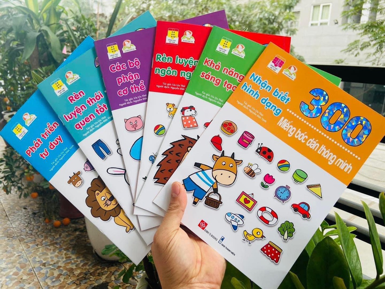 Bộ sách 300 miếng bóc dán thông minh