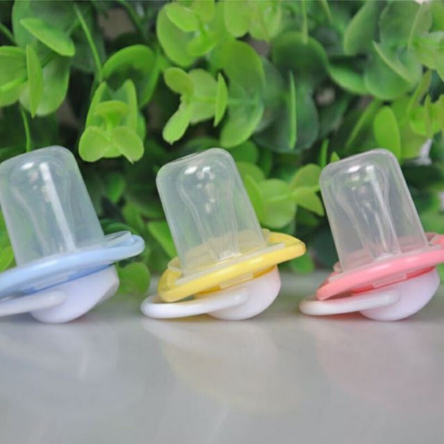 Núm Ty Giả Có Nắp Đậy Vệ Sinh Cho Bé Yêu