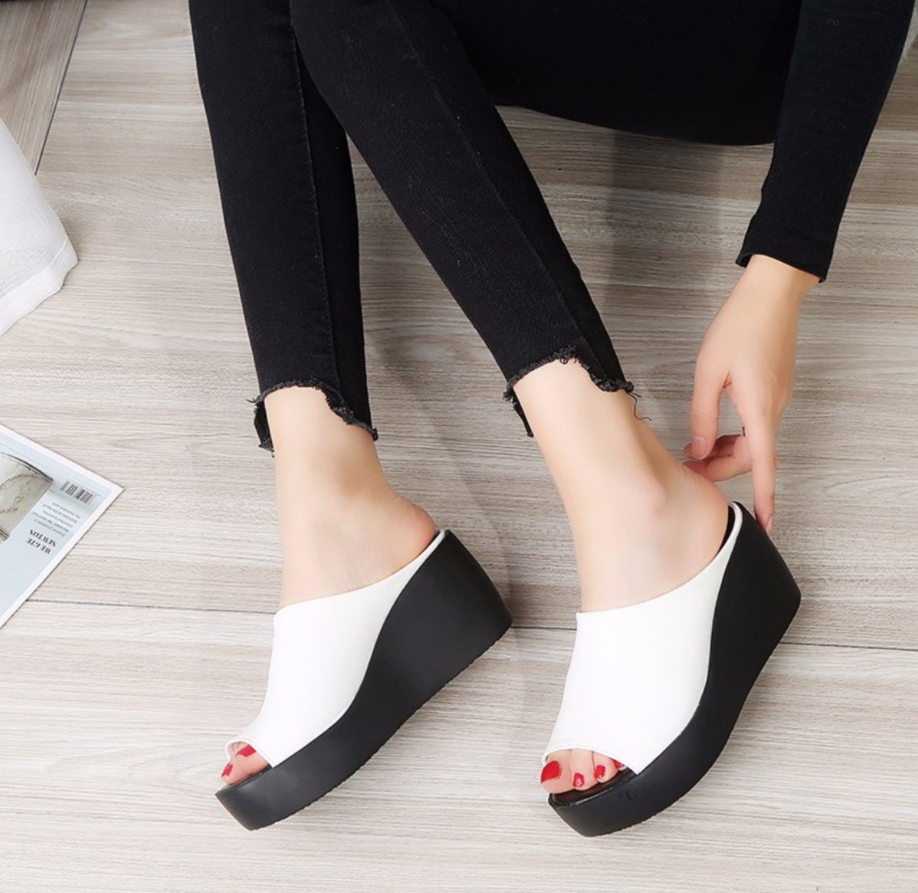 Dép đế xuồng quai da