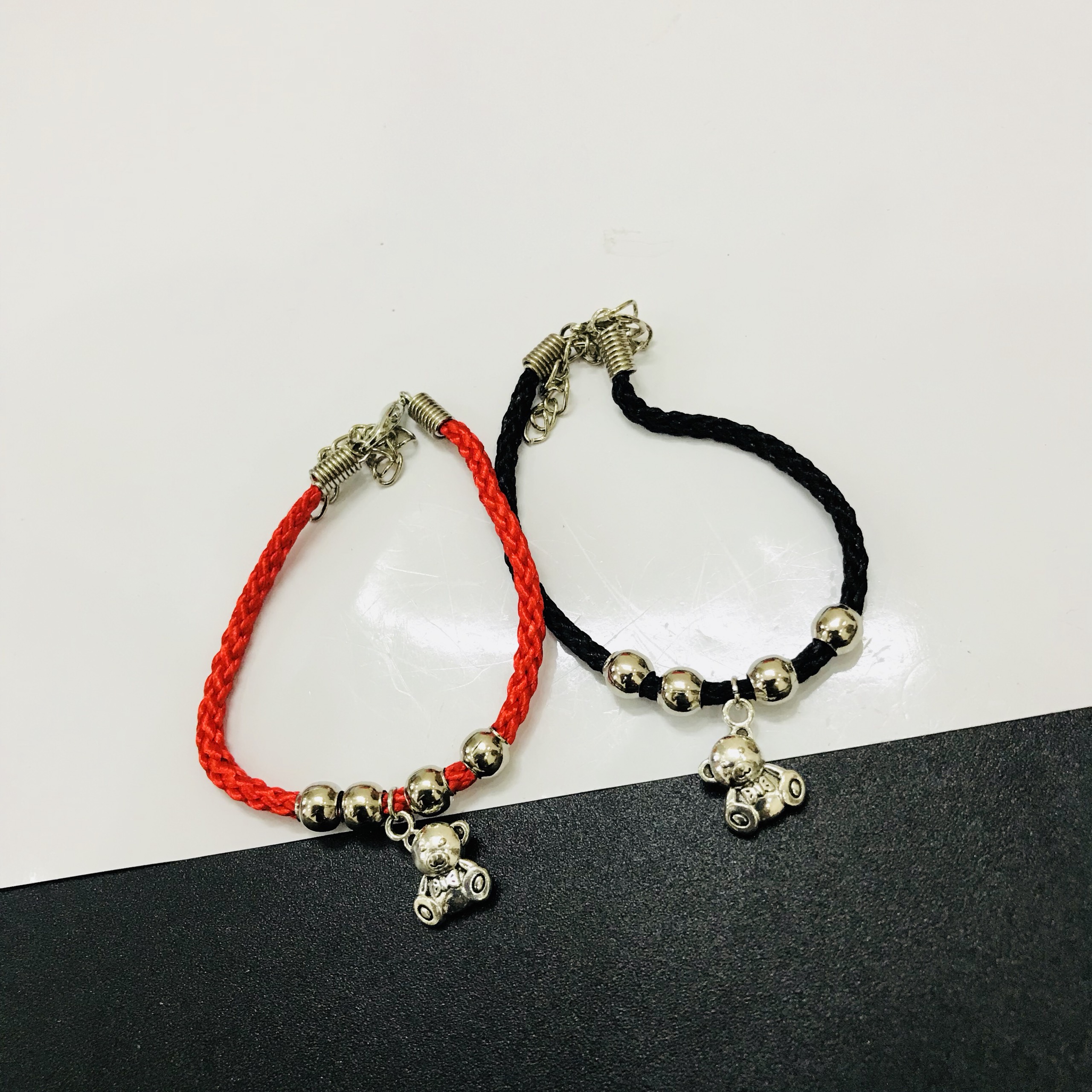 Set 2 vòng tay chỉ đỏ đen mặt chú gấu