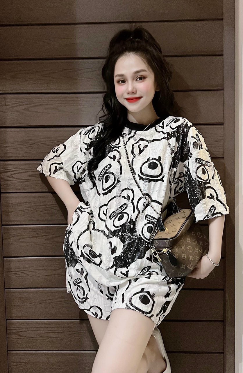 Set bộ nữ đùi áo thun phông rộng tay lỡ phối quần đùi ngắn ống rộng 2 màu đen trắng họa tiết hình gấu xước nhẹ cực hot