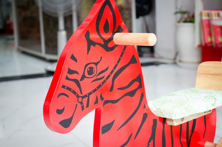 Ngựa gỗ bập bênh cho bé