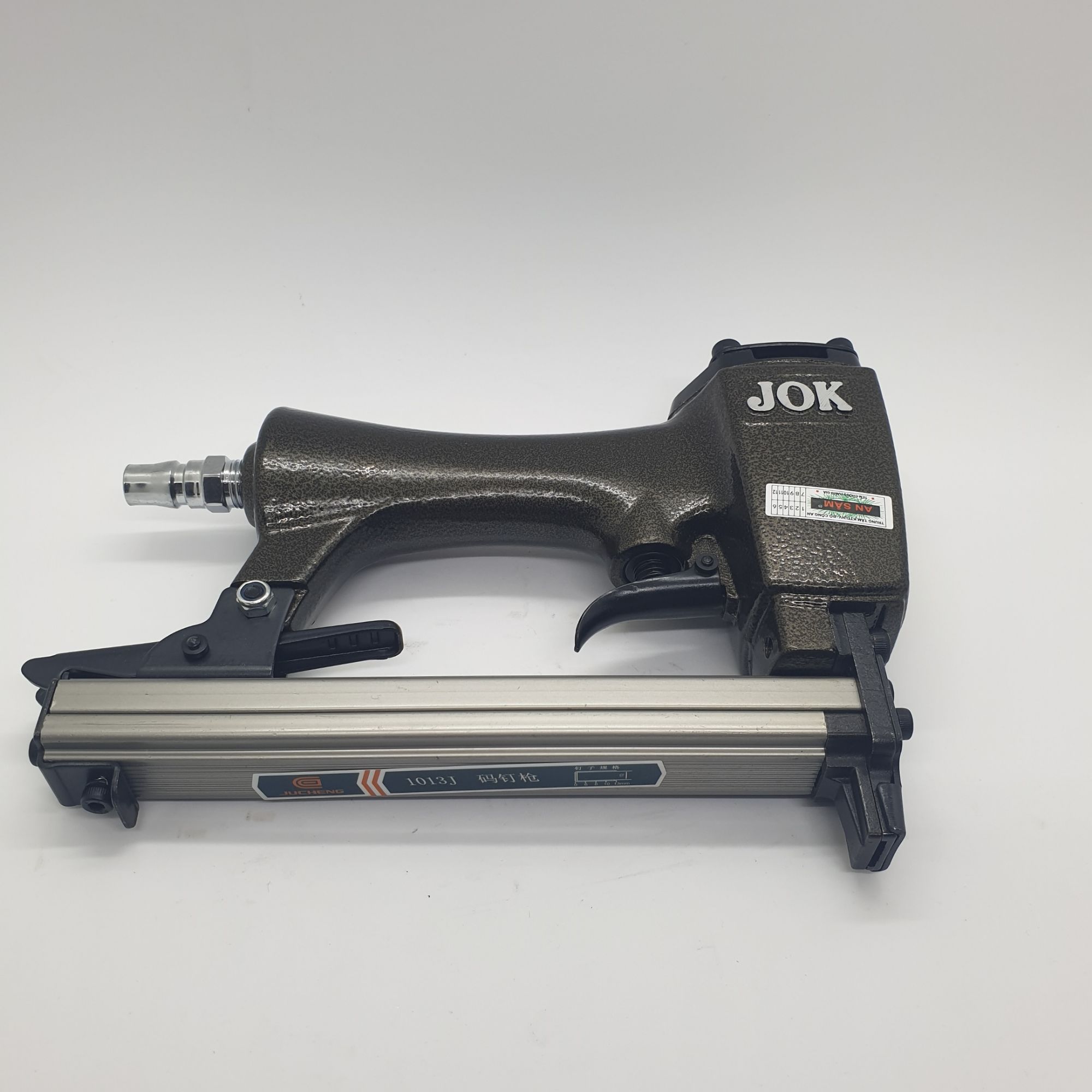 Súng bắn đinh U J1013 chạy bằng khí nén