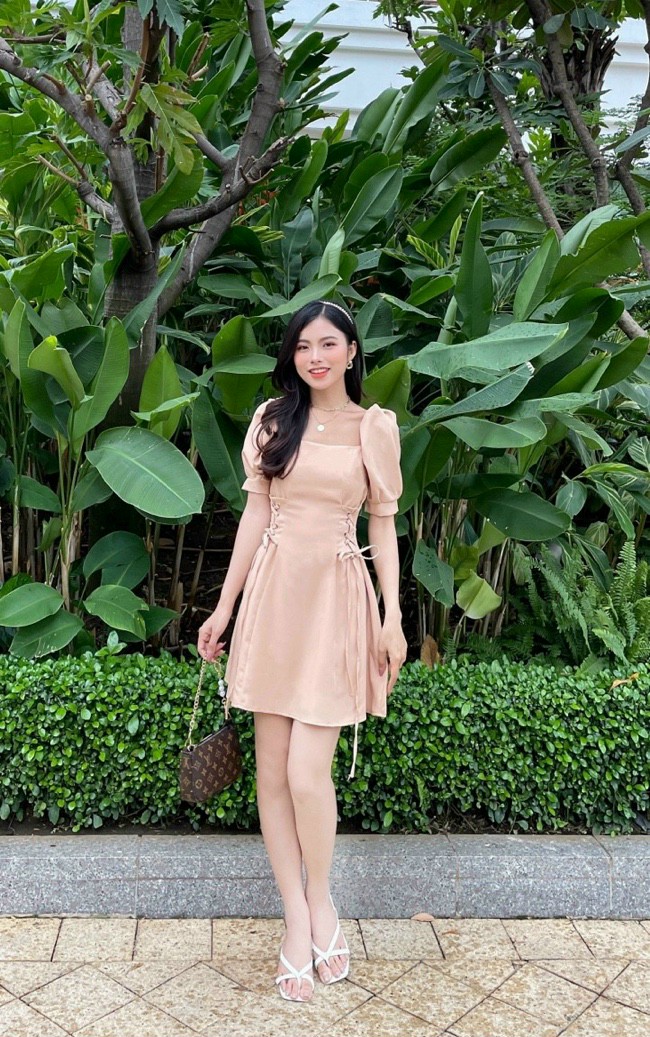 đầm xoè tay phồng cổ vuông đan dây eo phong cách