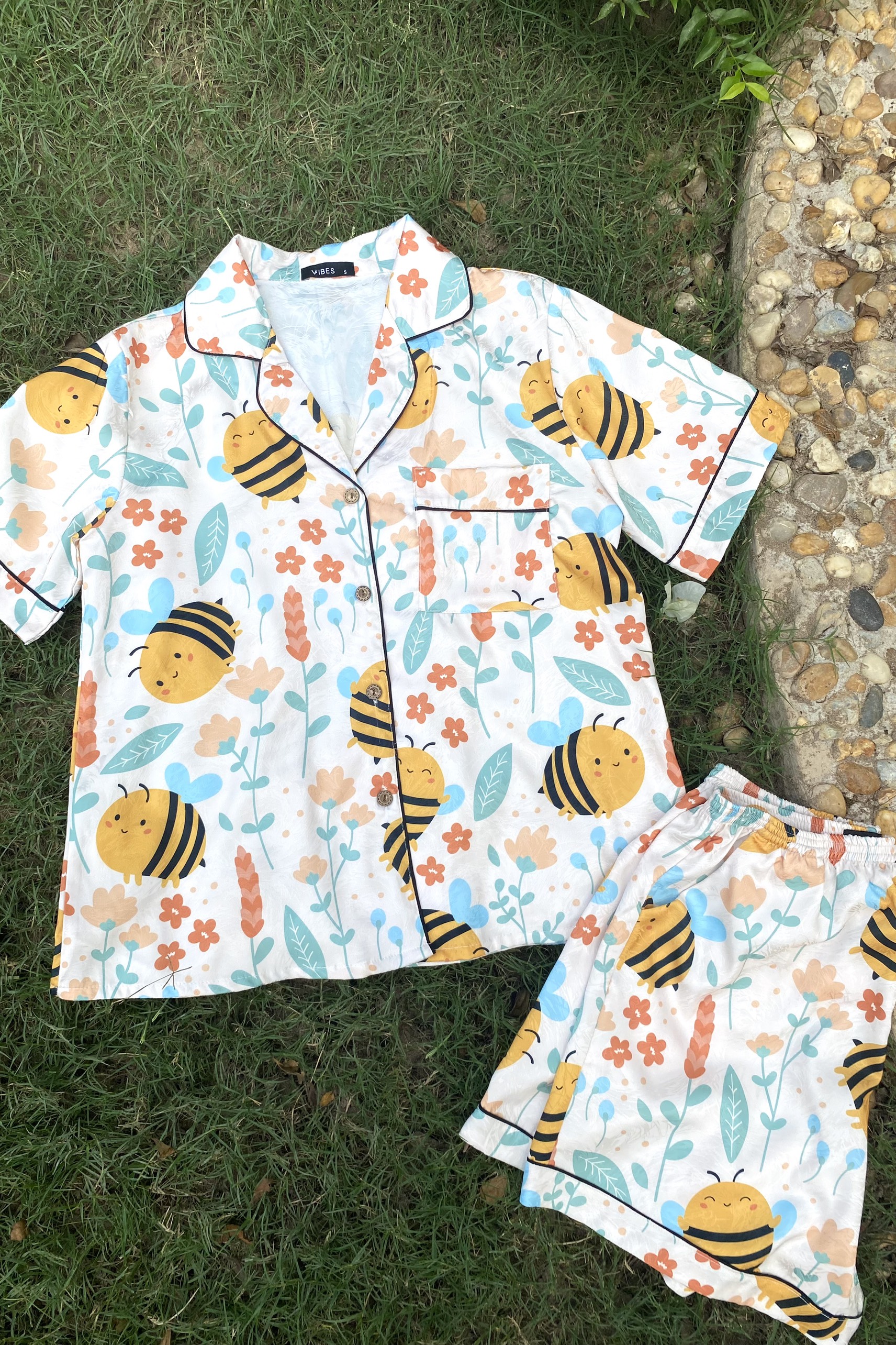 VIBES Bộ pijama ngắn lụa gấm cao cấp Bee Py Set