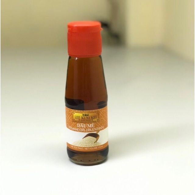 Dầu Mè Thượng Hạng hiệu Lee Kum Kee chai 115ml