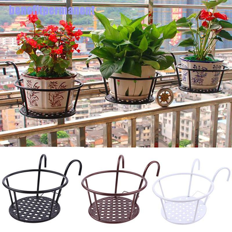 Giá sắt treo chậu hoa cho sân vườn, ban công tiện lợi