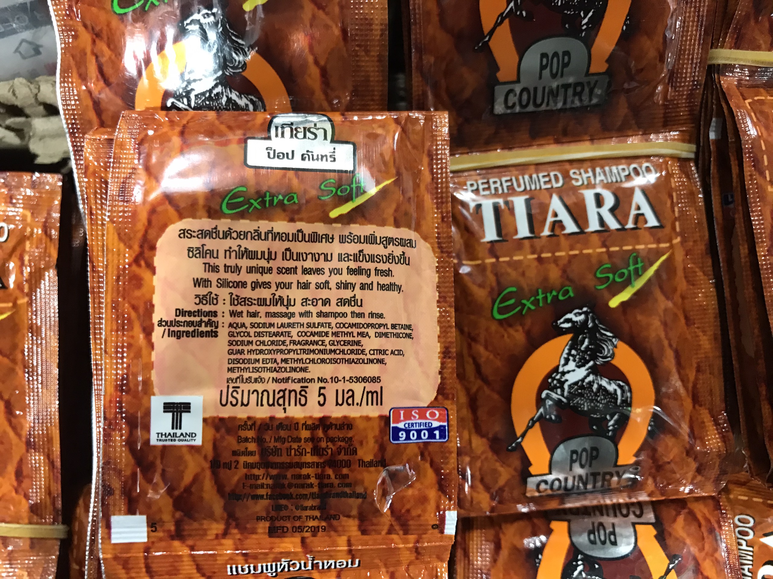 Dây 12 gói dầu gội Tiara Thái Lan