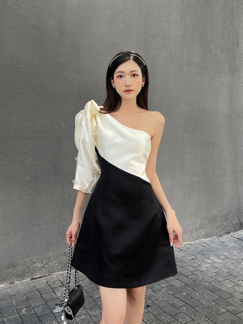 COCO SIN - Đầm Lệch Vai B&W Đính Nơ