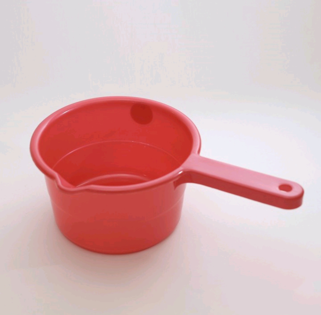 Ca nhựa múc nước 2 size Việt Nhật. Ca nhỏ: 19 x 10.5 cm. Ca to: 20.5 x 11.5cm