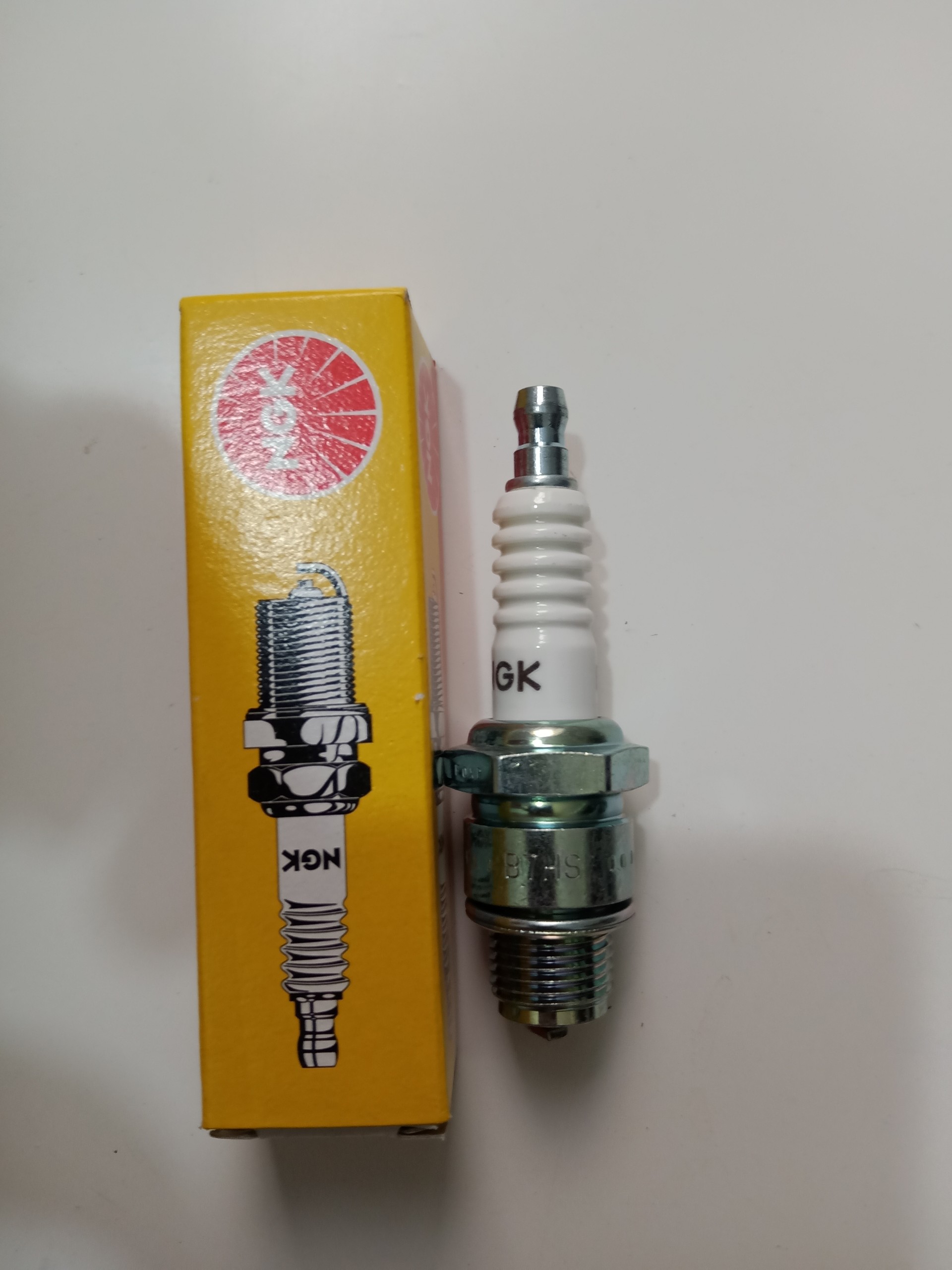 Bugi NGK standard B7HS cho dòng xe 2 thì
