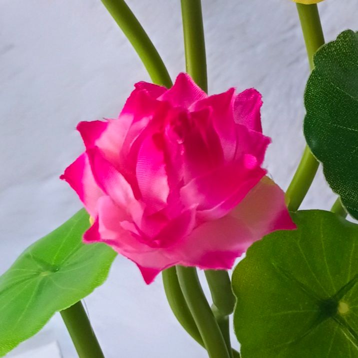 Chậu hoa sen mini VI094 (2 bông 1 nụ, cành cao20cm, kích thước chậu 5x5 cm), hoa giả trang trí