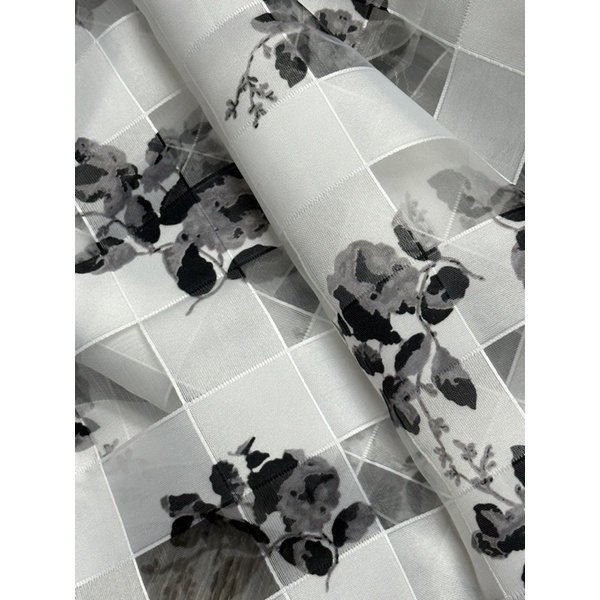 Vải organza mỏng, họa tiết hoa đen nền caro trắng.