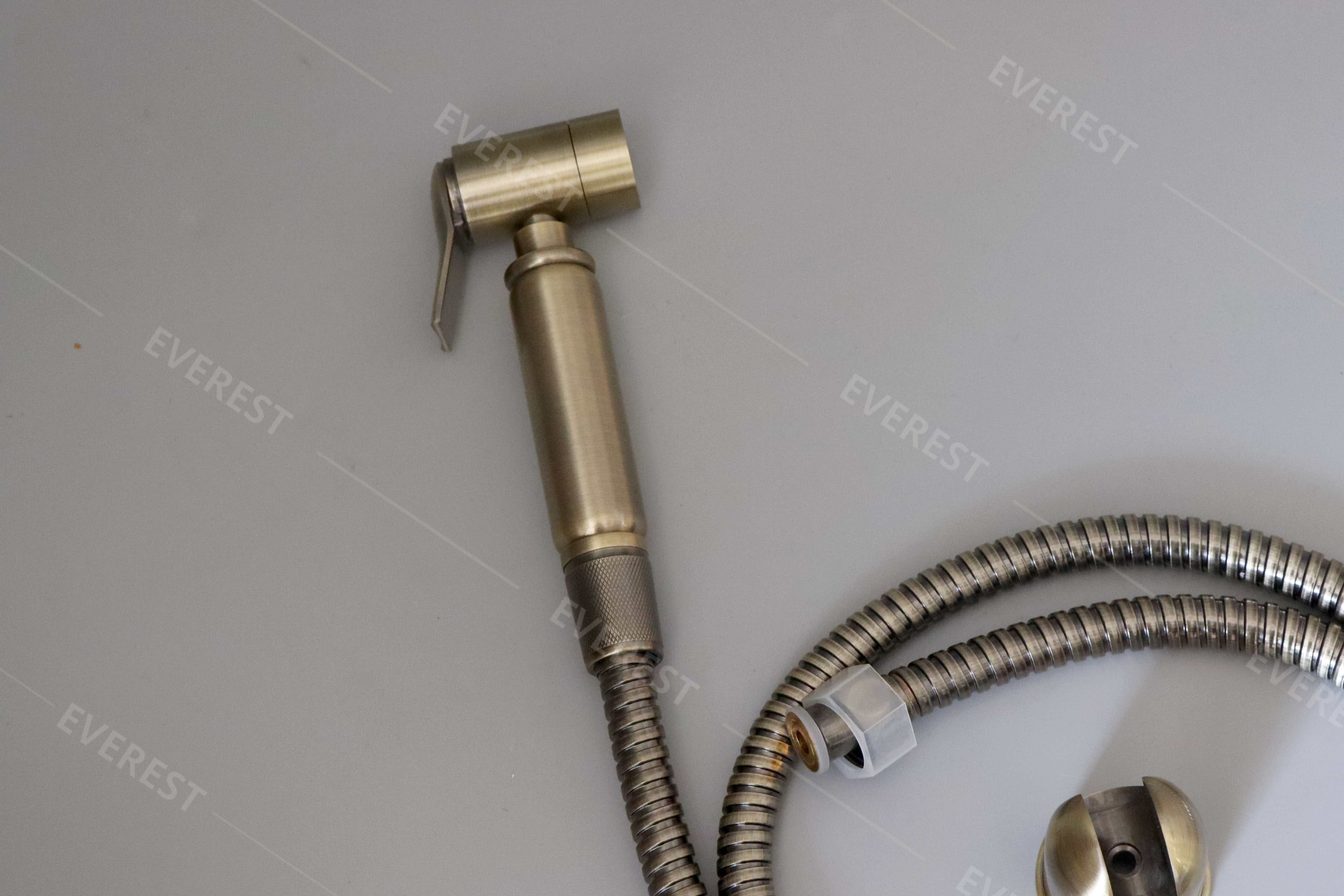 xịt vệ sinh đồng cổ điển