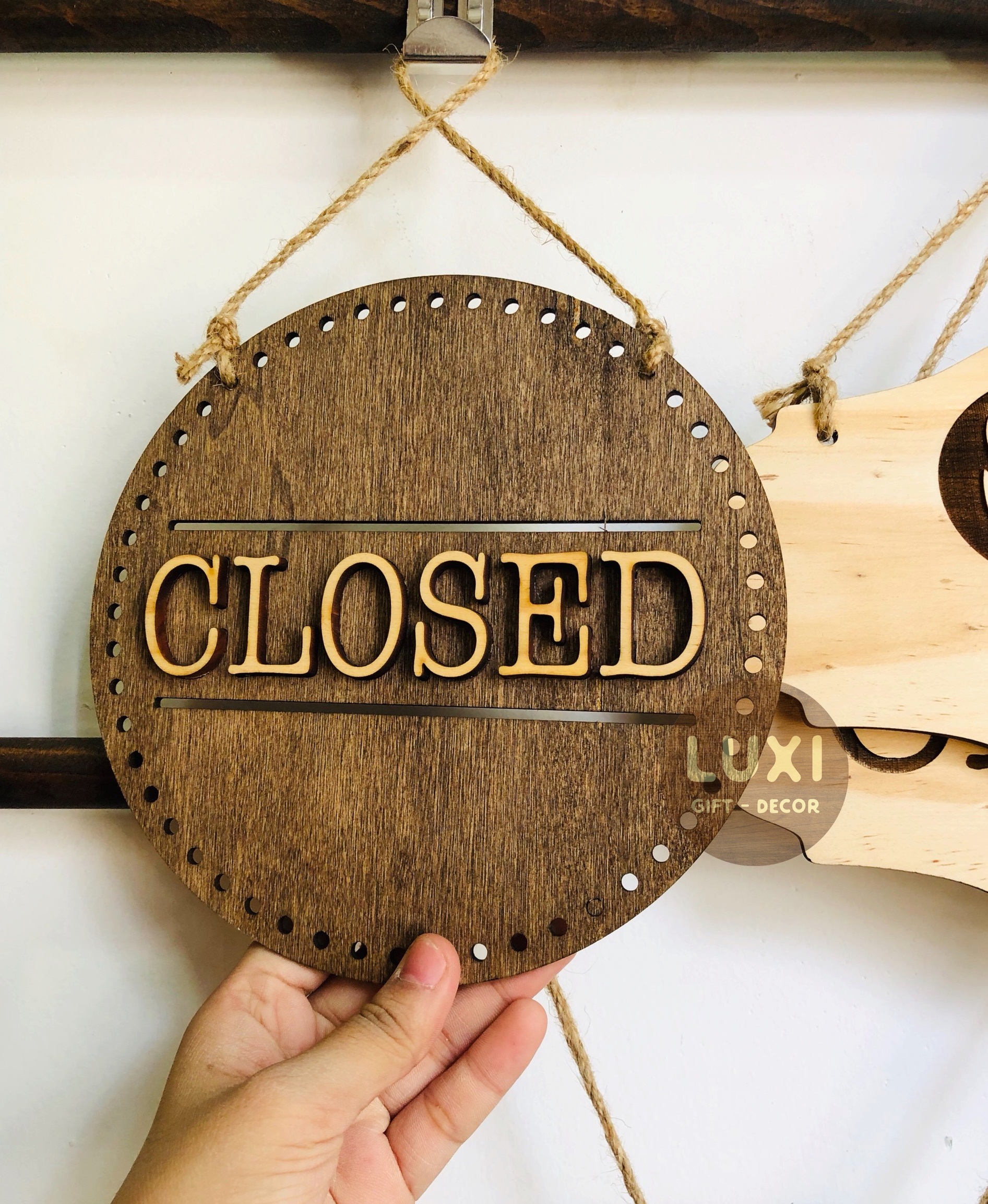Bảng gỗ treo cửa 2 mặt open - close 01 luxi decor