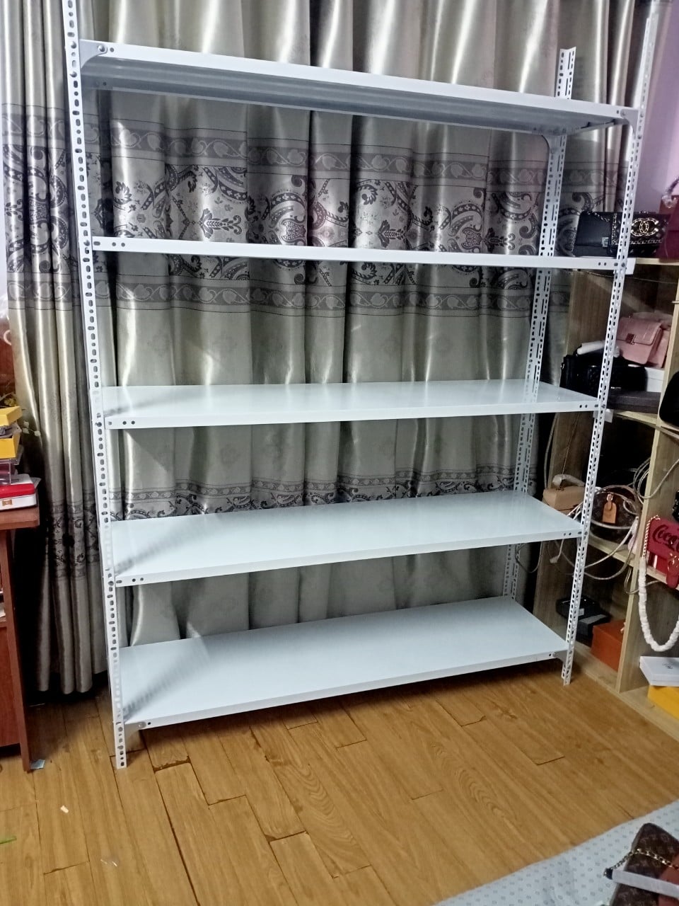Kệ sắt v lỗ: cao 1m8 x dài 1m5 x rộng 40 x 5 tầng