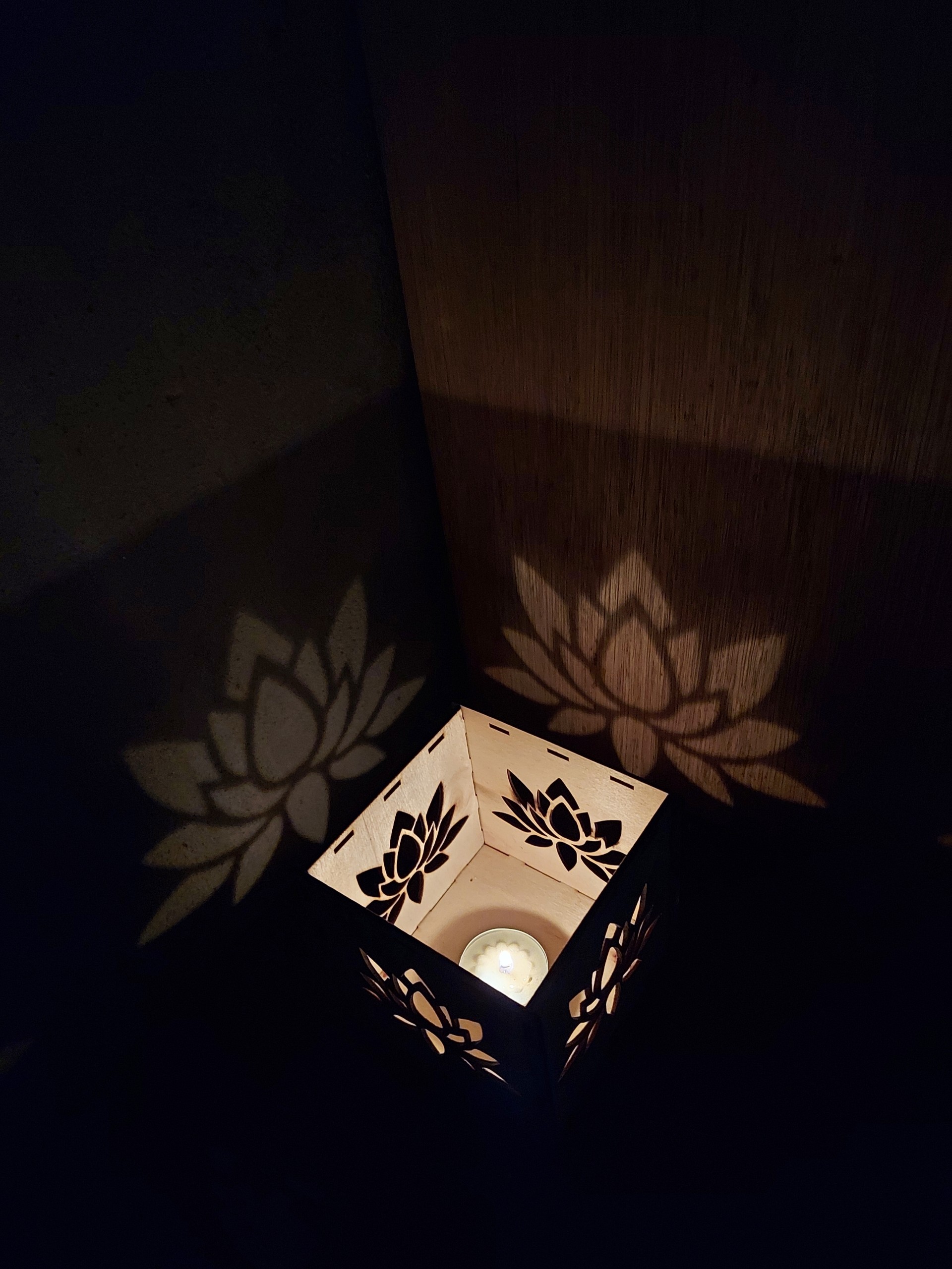 Hộp đèn gỗ hình bông hoa sen