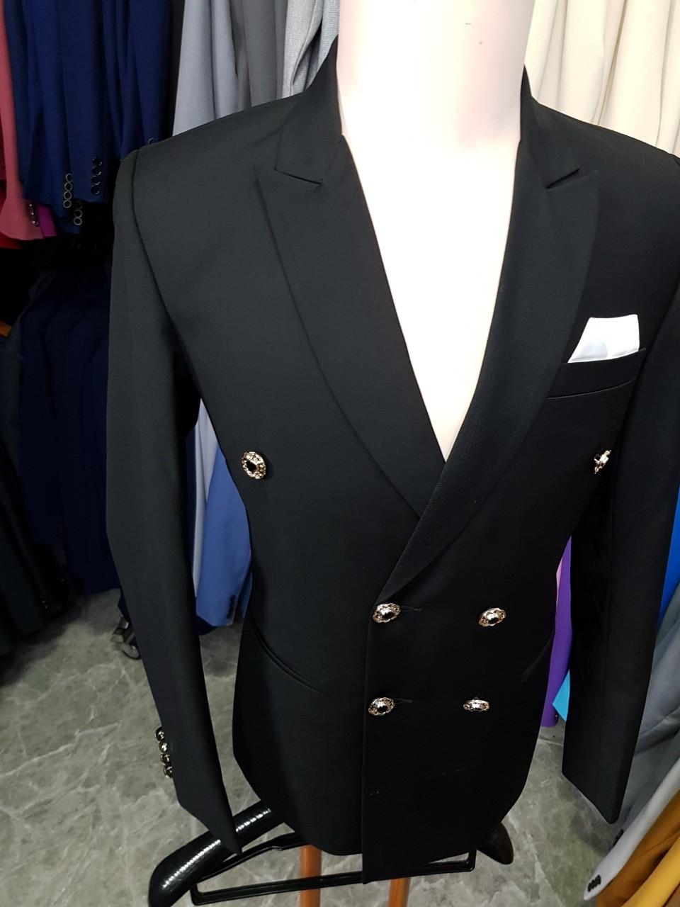 Áo vest nam màu đen kiểu 6 nút phong cách