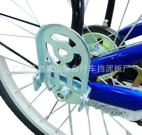 Để chân gắn trục sau xe đạp