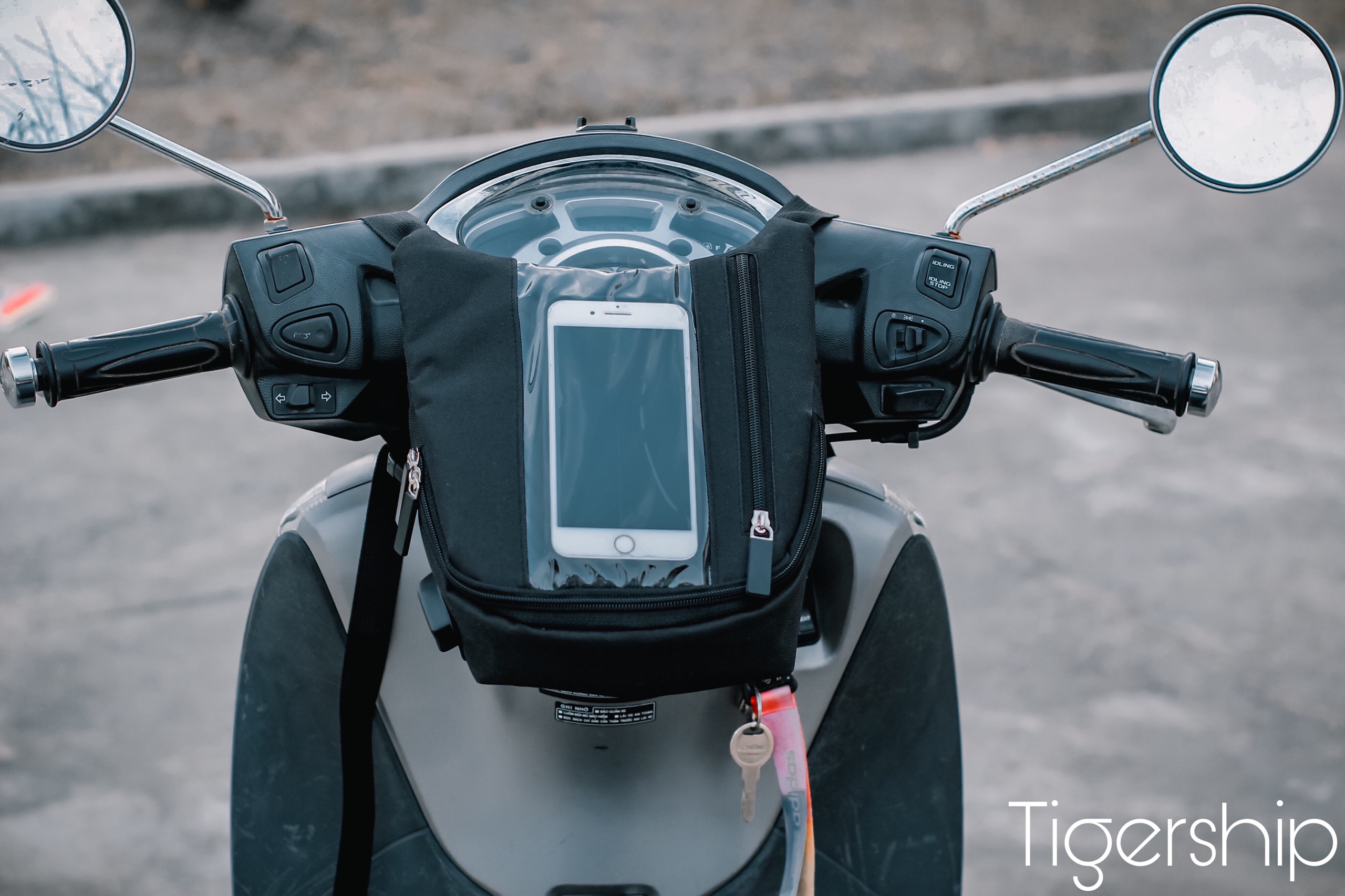 Giá Tốt-Túi treo đầu xe máy có thể cảm ứng để chạy grab, goviet, now, túi treo đầu xe đựng đồ nhỏ gọn