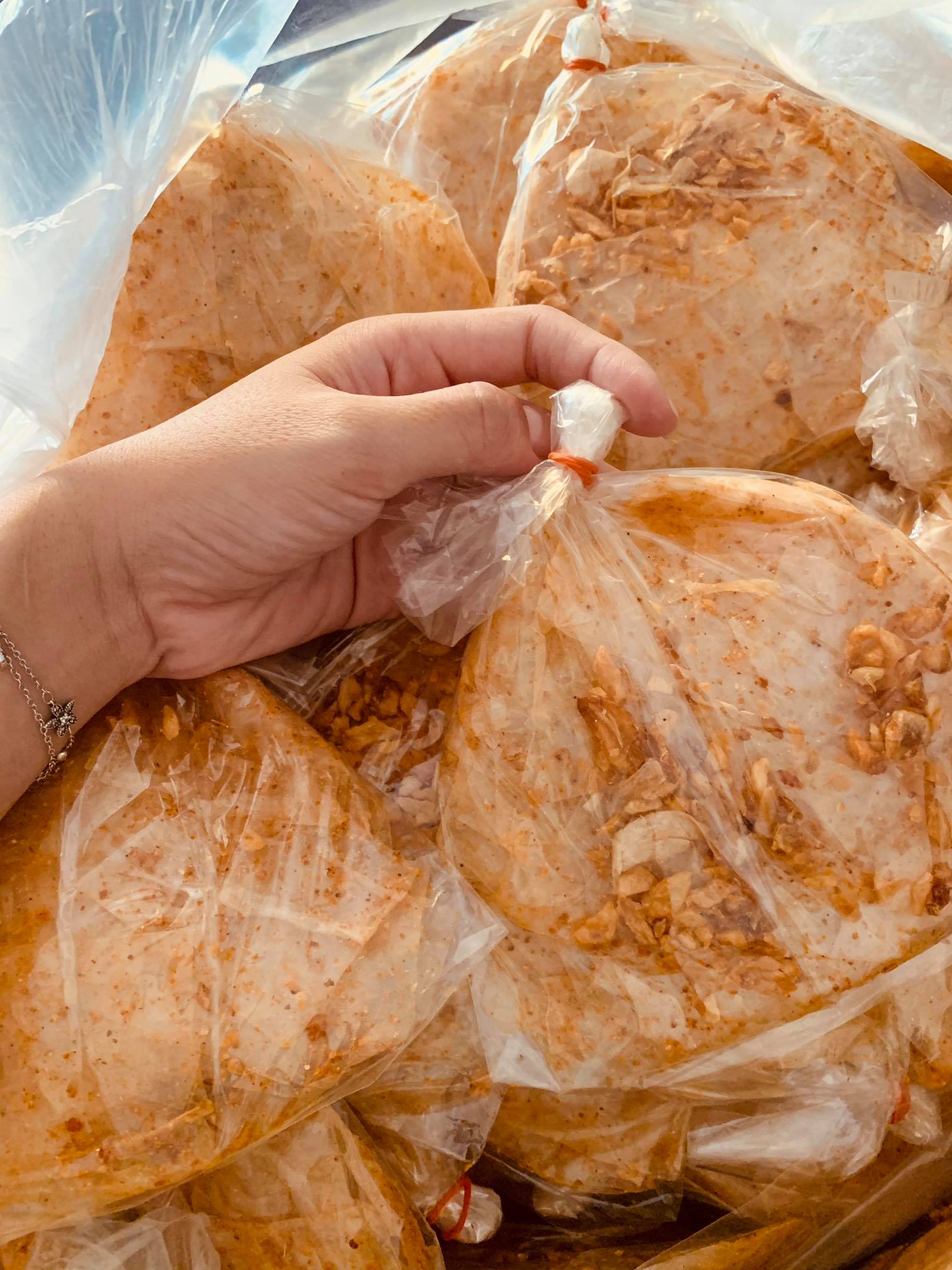 Bánh tráng muối tỏi chay cực thơm ngon