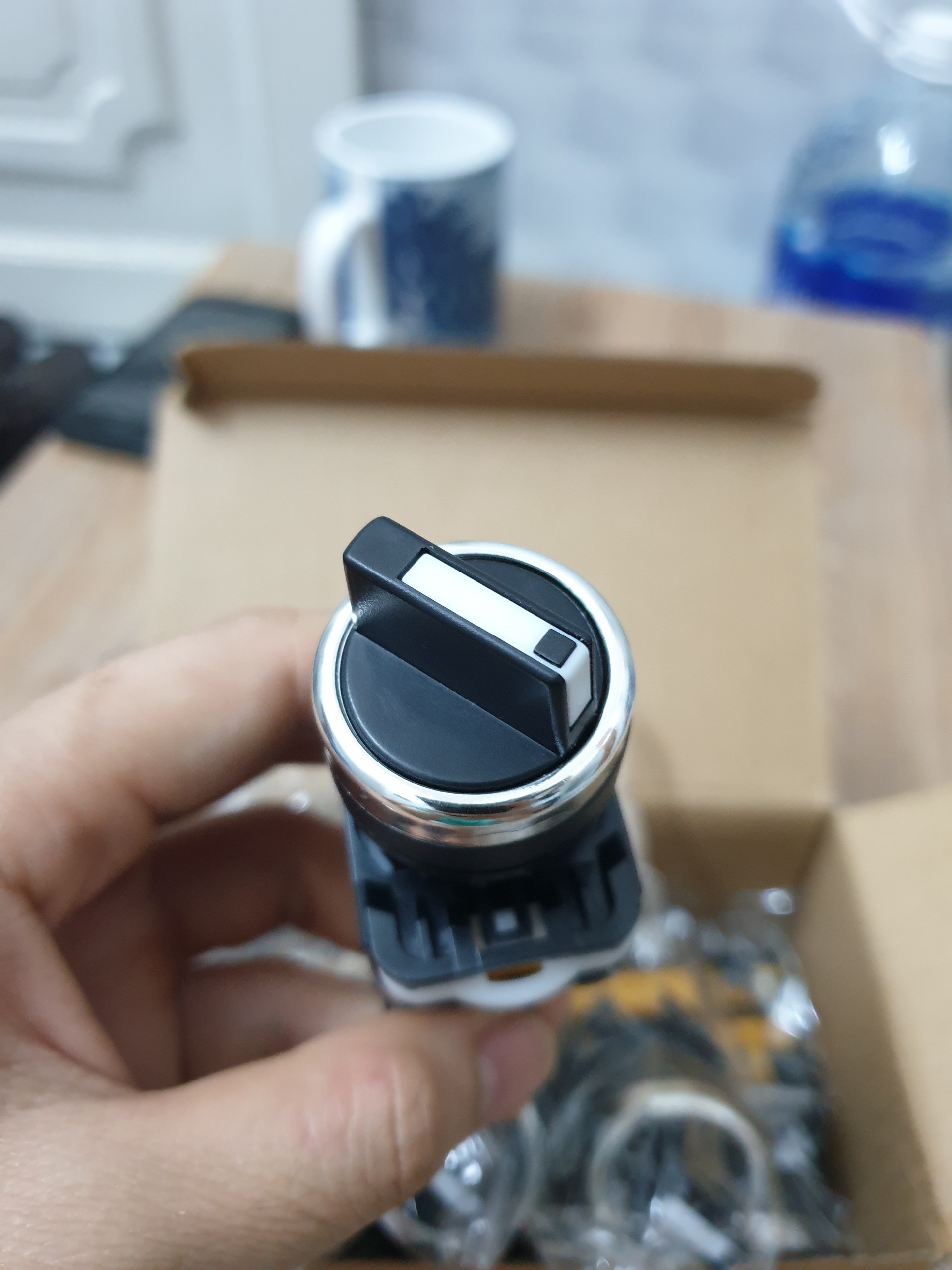 Công tắc xoay 2 / 3 vị trí LA38
