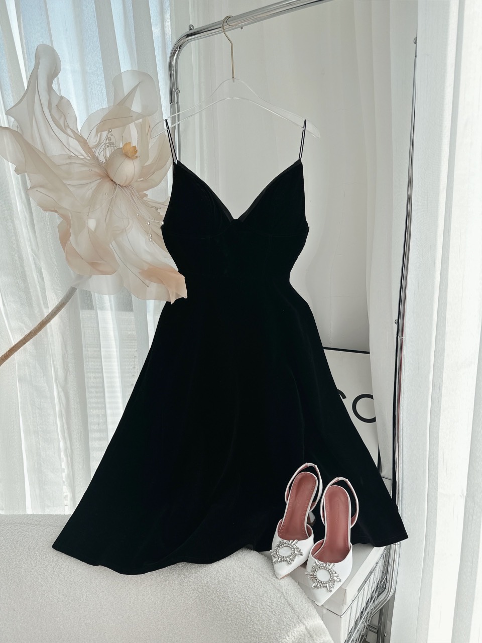 Đầm Nhung Đen Midi 2S Dây Mảnh Hở Lưng🖤 Chếch Chi
