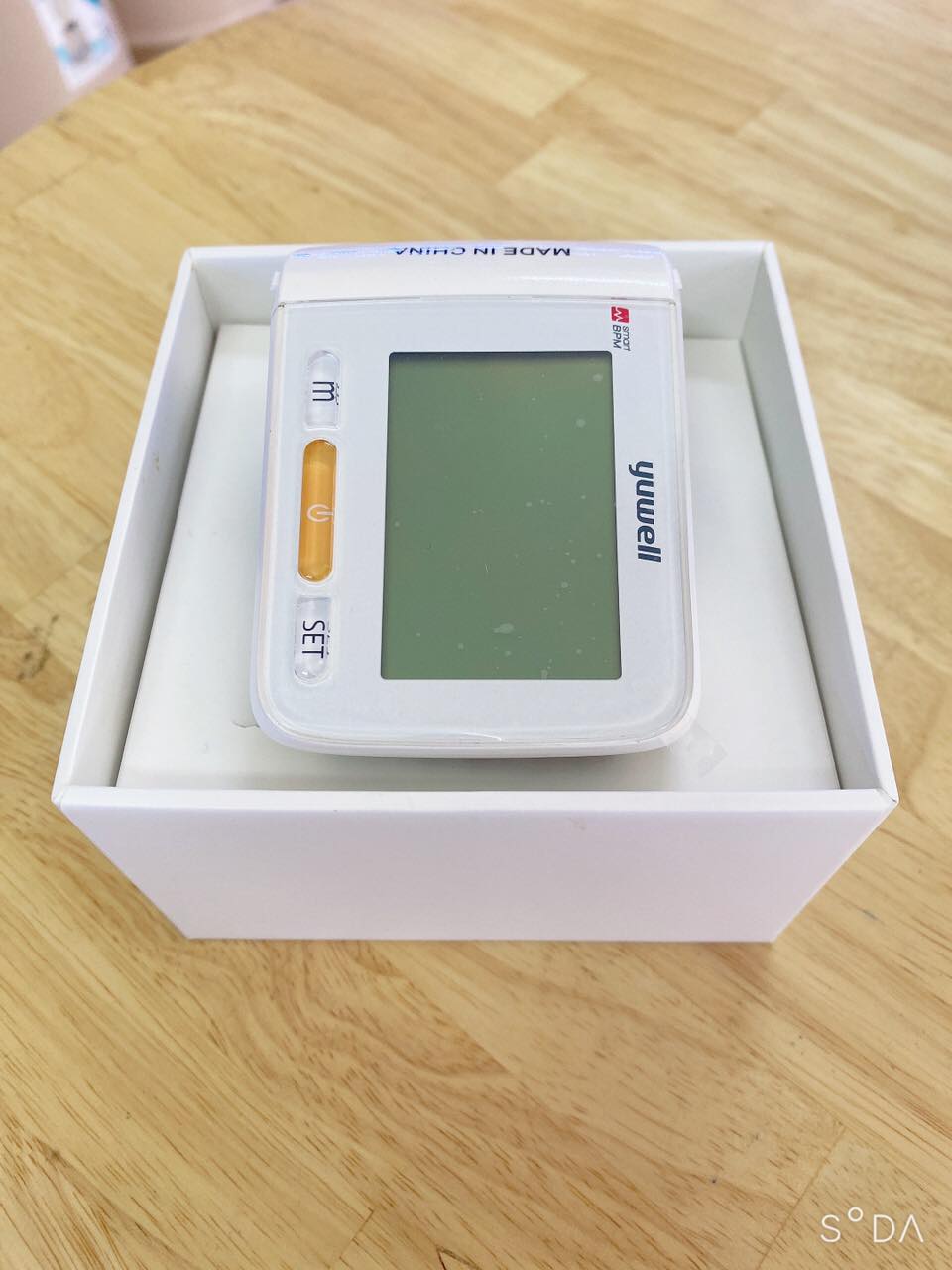 máy đo huyết áp cổ tay điện tử YE8600A