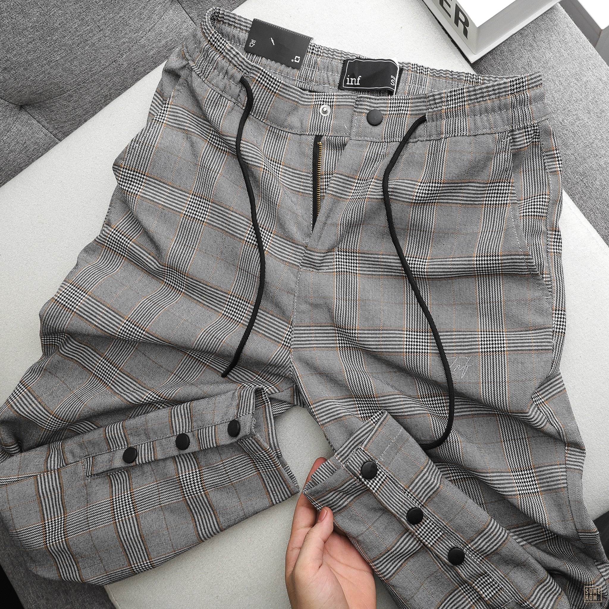 INF Jogger Kẻ Nút Ống Xám