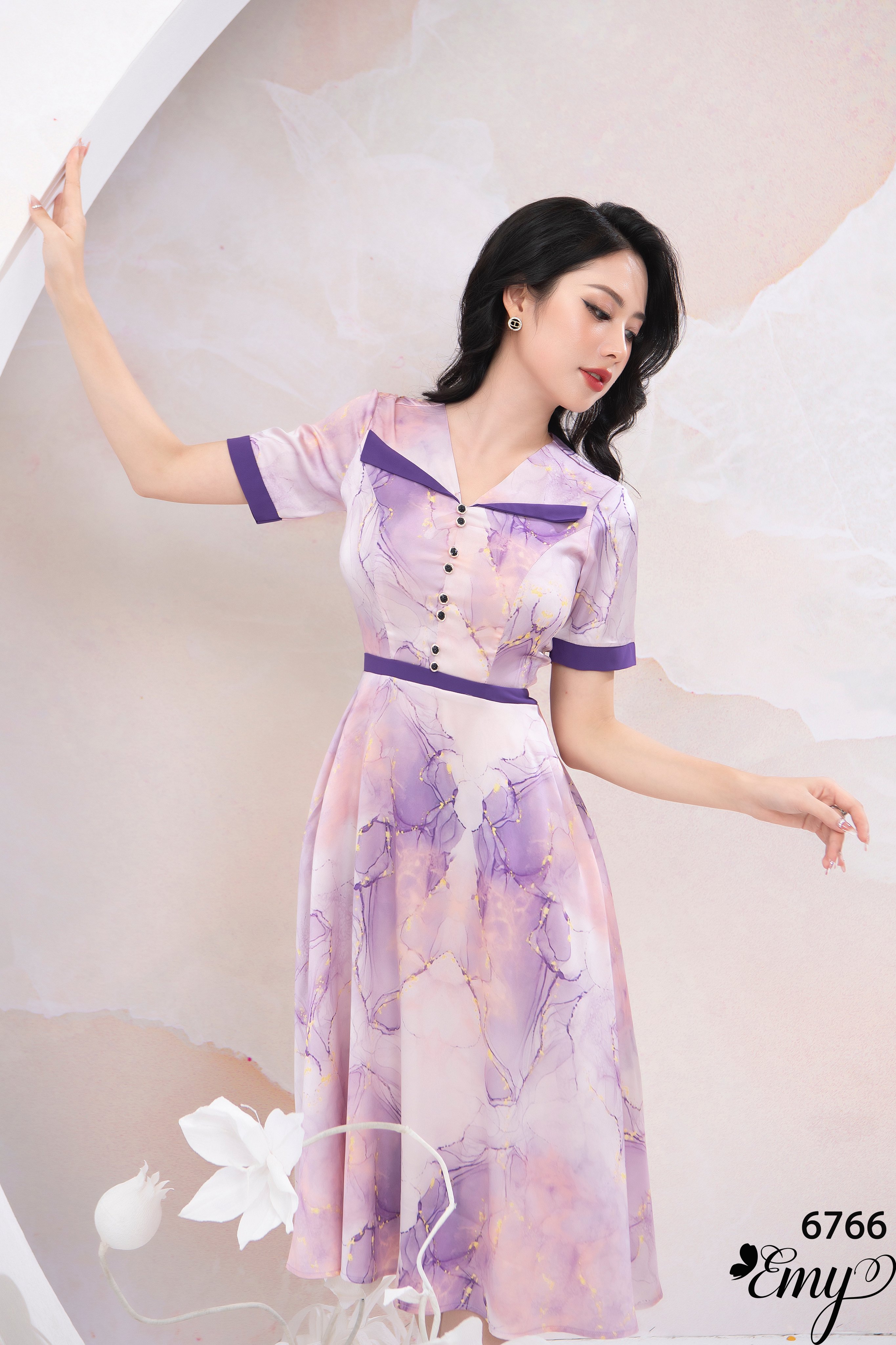 Đầm EMY EM6766 Xoè Cổ V Nền Tím Nhạt