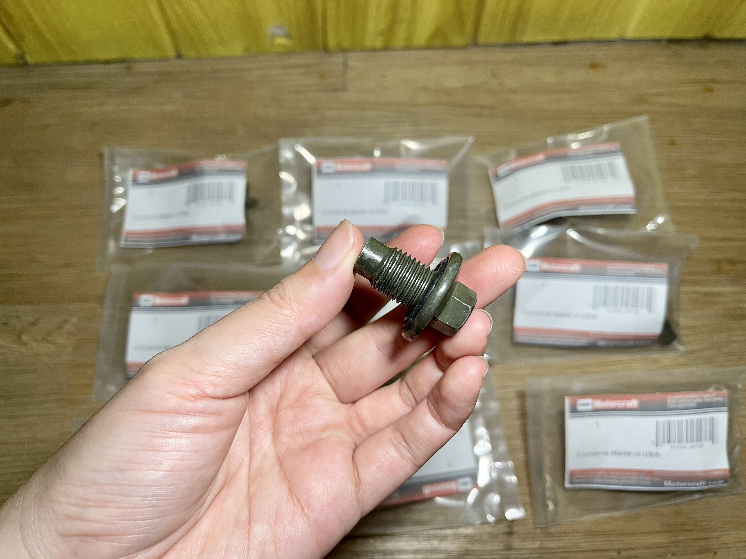 ỐC XẢ NHỚT FORD/ MAZDA LOẠI XỊN