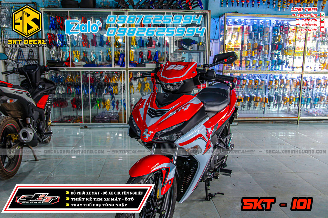 tem trùm xe exciter 155 trắng đỏ chỉ