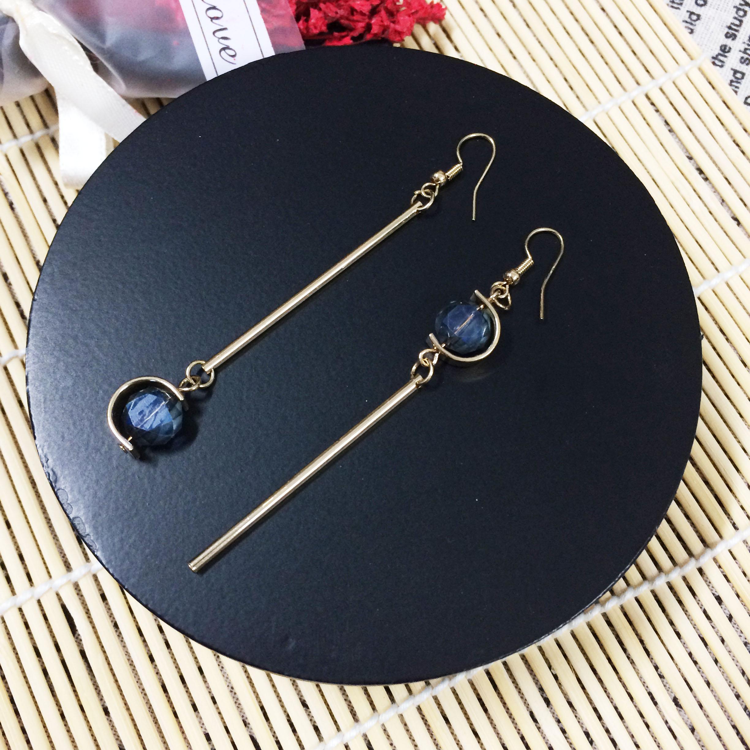 Khuyên tai thời trang bất đối xứng
