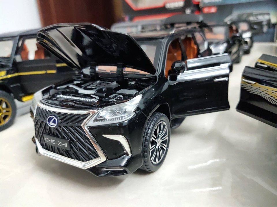 Xe mô hình Lexus LX570, tỉ lệ 1:24, màu đen