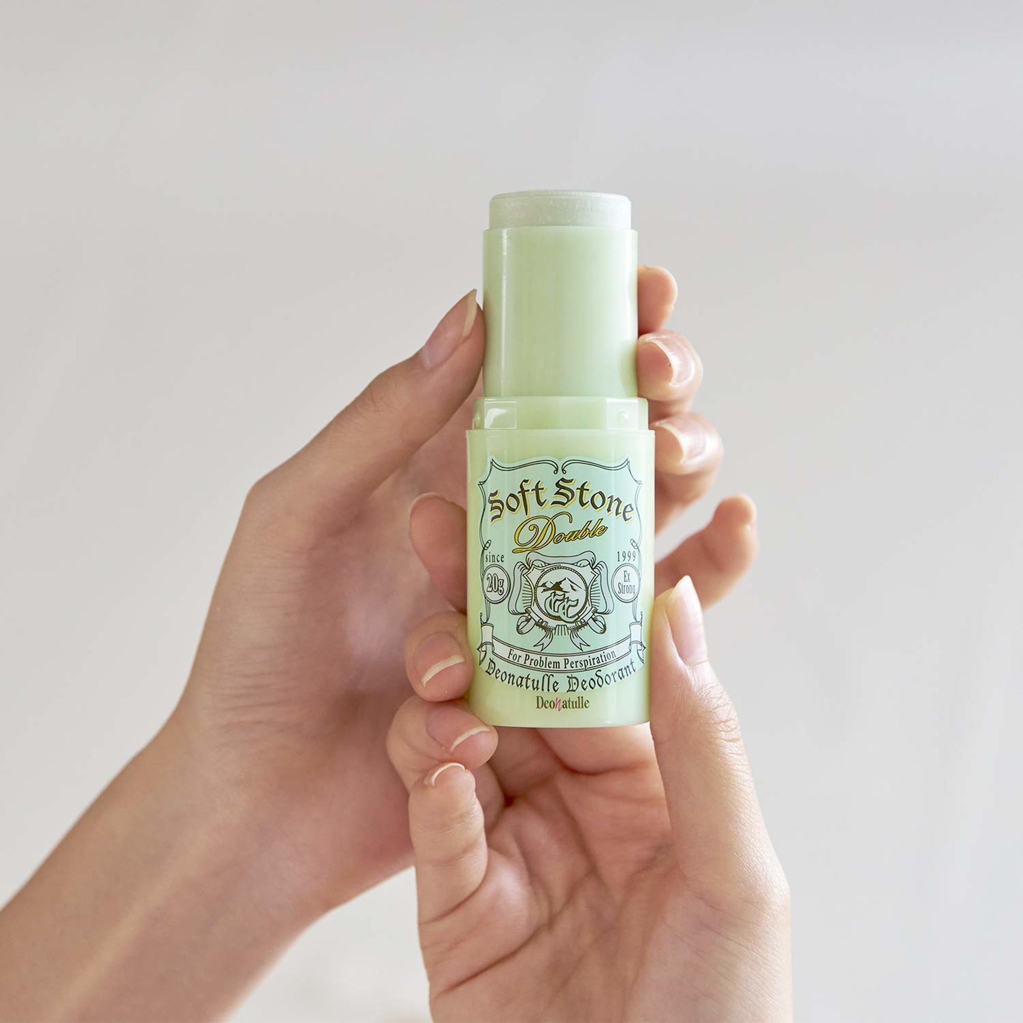 Sáp lăn khử mùi đá khoáng Soft Stone Cho Nam Nhật Bản 20g