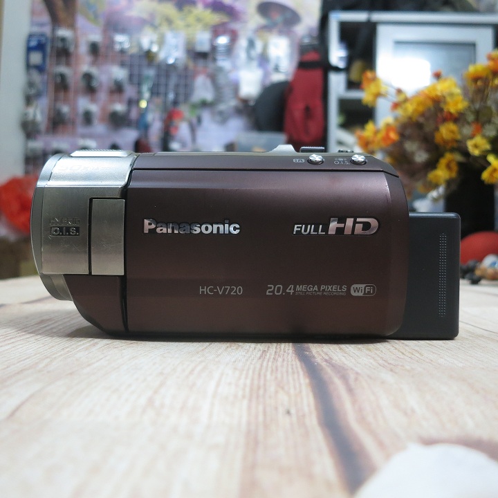 Máy quay phim full HD Panasonic HC V720M, 20.4mp có wifi