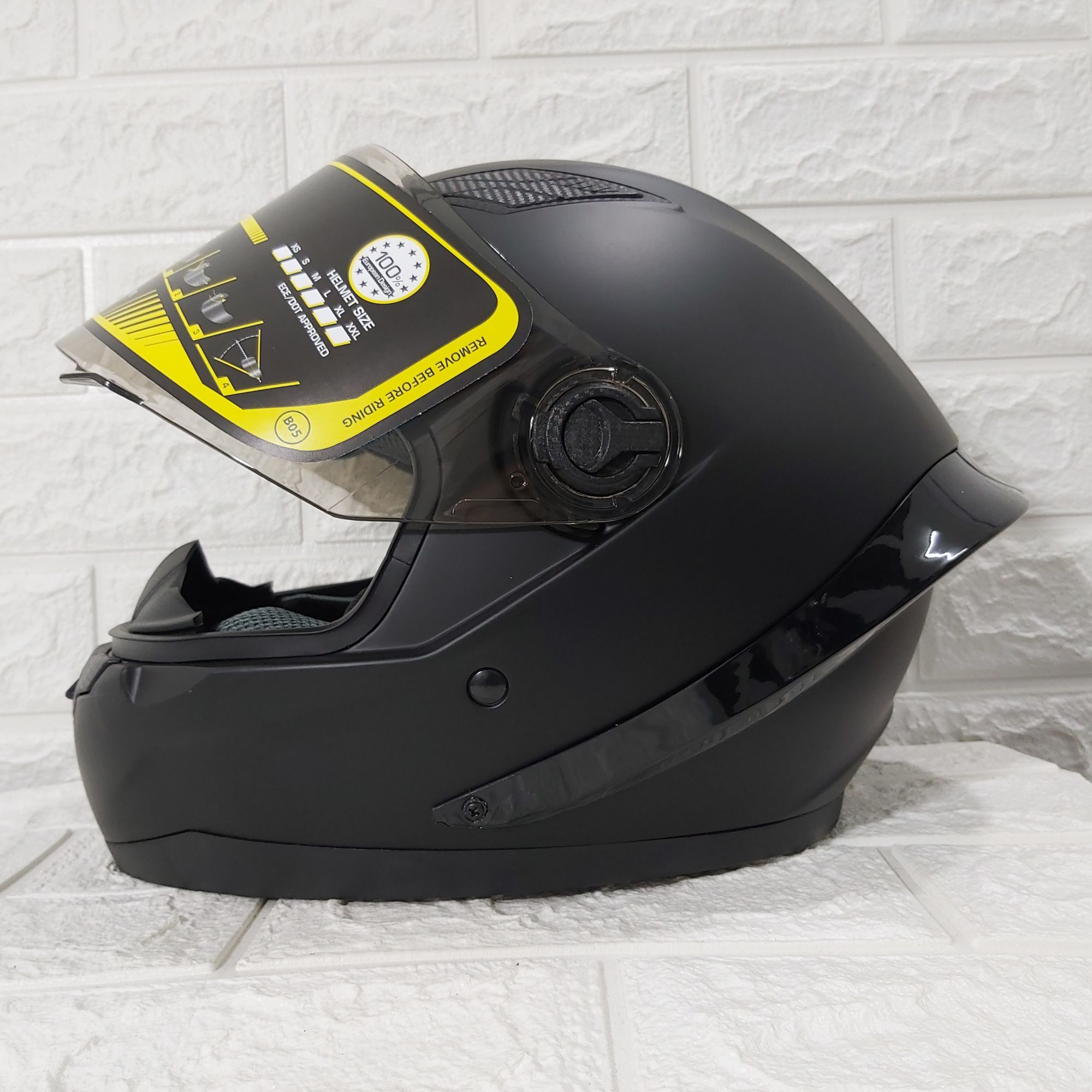 MŨ BẢO HIỂM FULLFACE CÓ ĐUÔI GIÓ ROYAL M136
