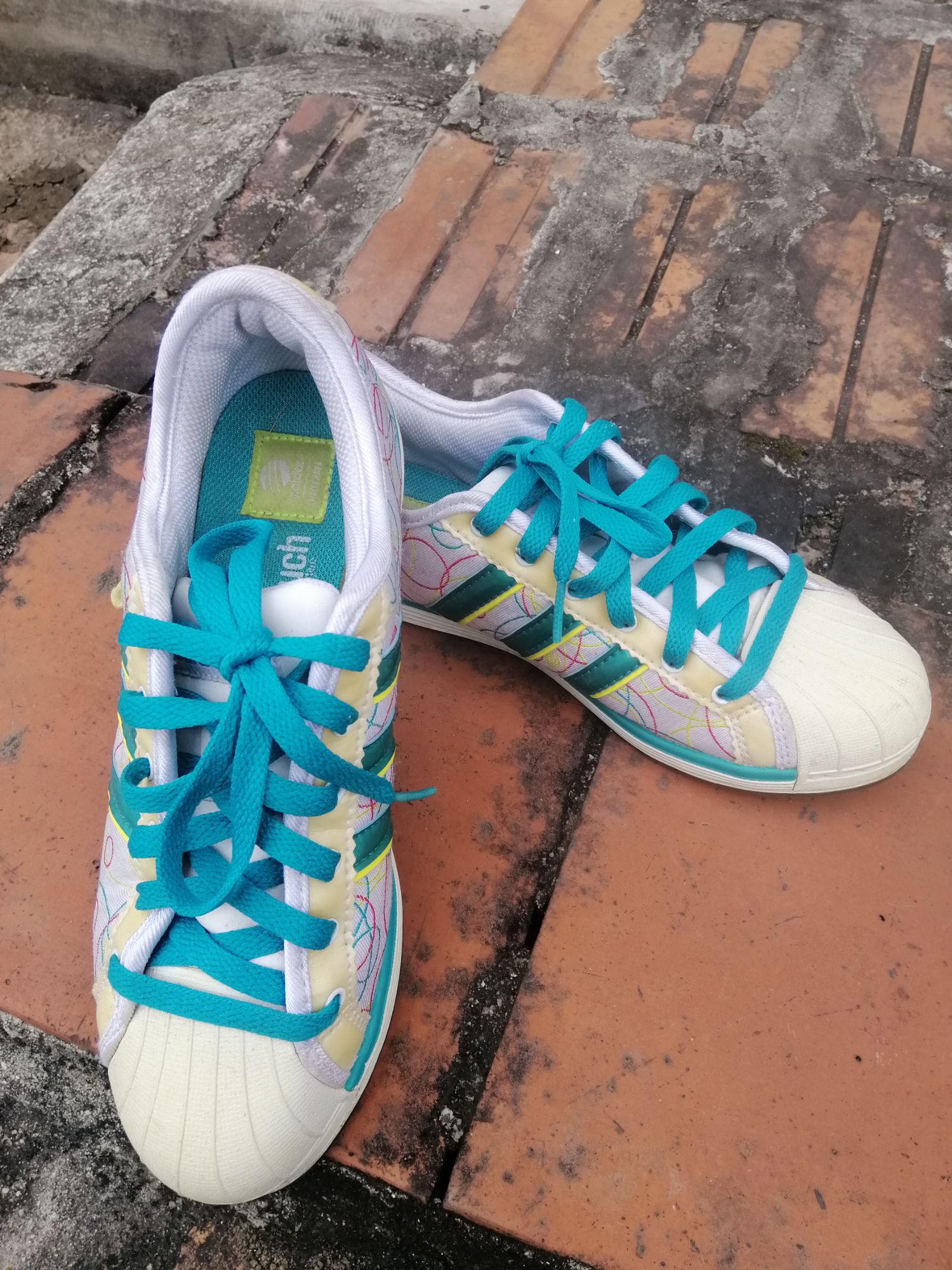 Giày thể thao nữ hiệu ADIDAS sò của Nhật