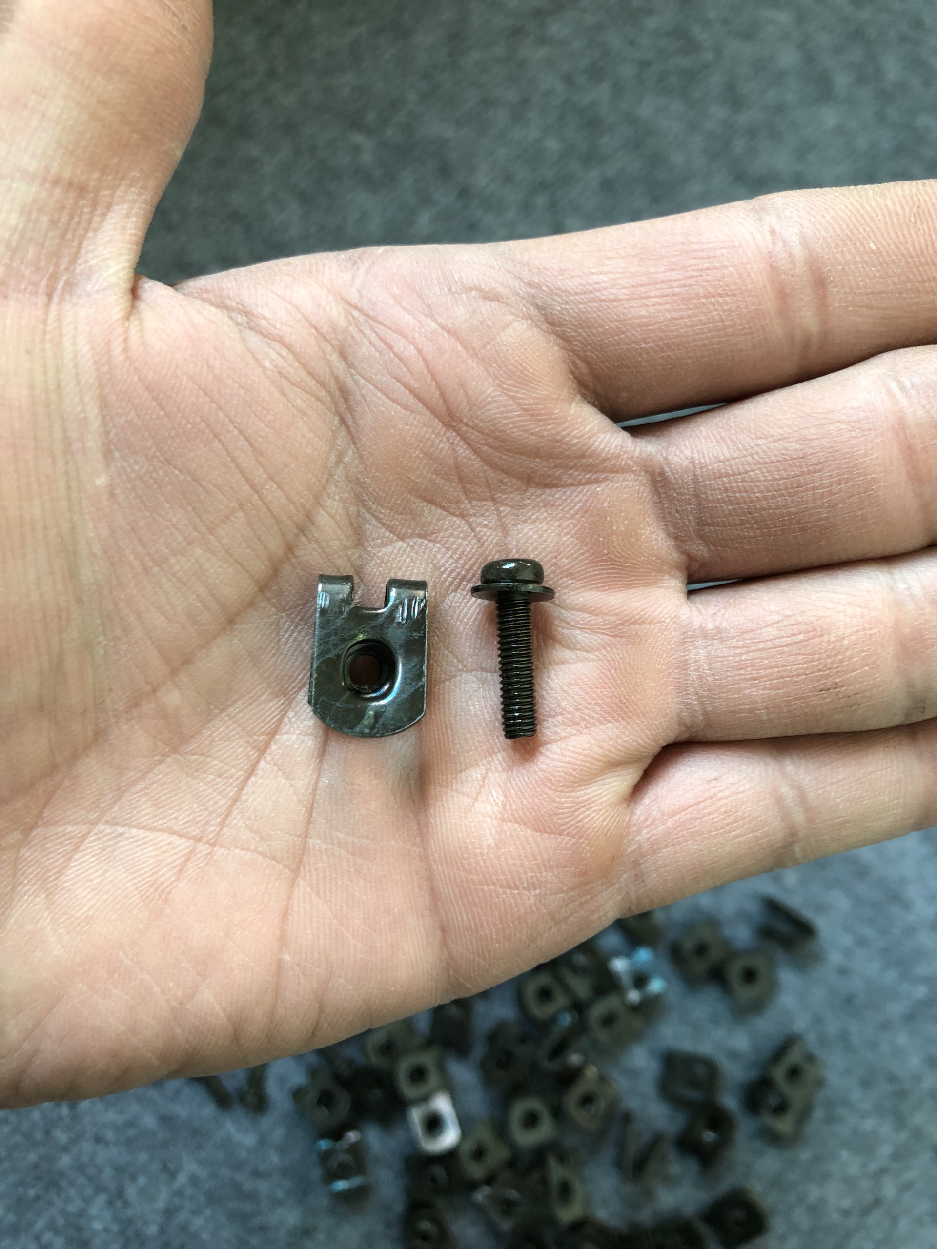 Ốc gắn đầu xe wave ren 4ly , kèm pát kẹp ốc