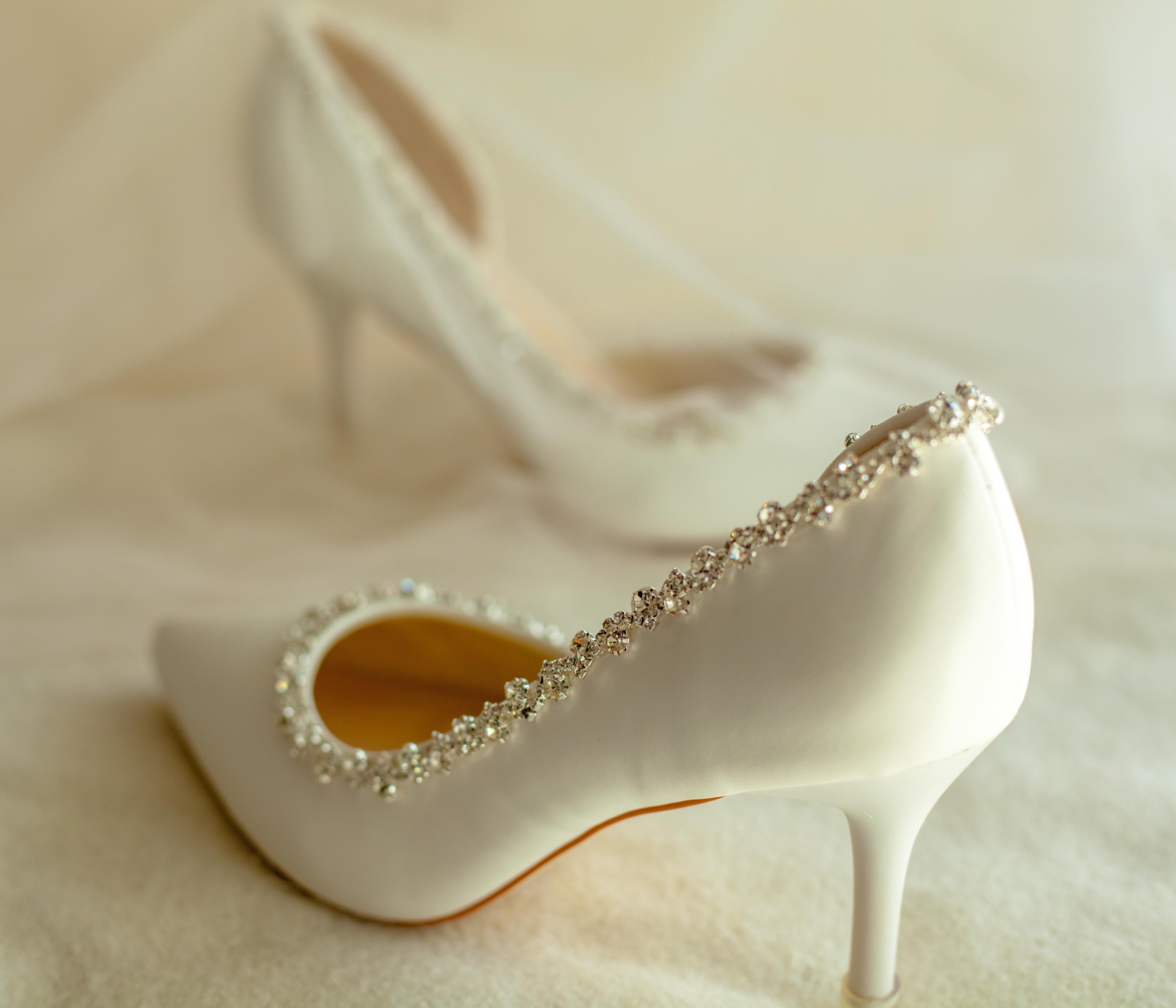 GIÀY CƯỚI-GIÀY CÔ DÂU BEJO CAO GÓT HỞ SƯỜN TRẮNG VÒNG XOÀN