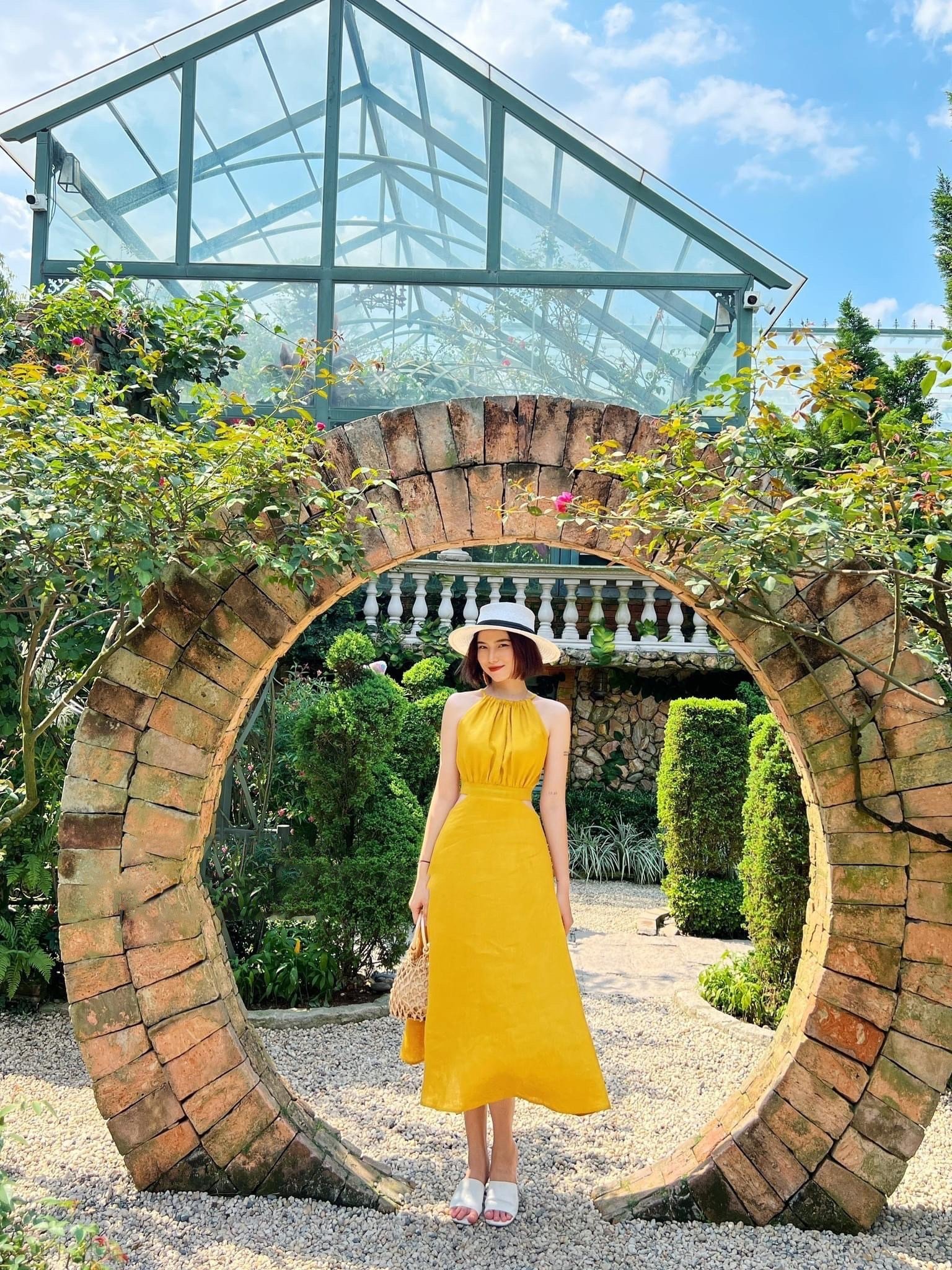 ĐẦM CỔ YẾM KHOÉT EO MAXI MÙA HÈ
