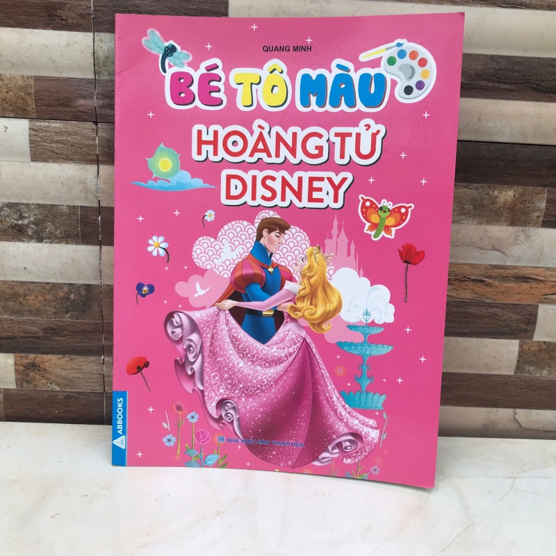 Bé tập tô màu hoàng tử