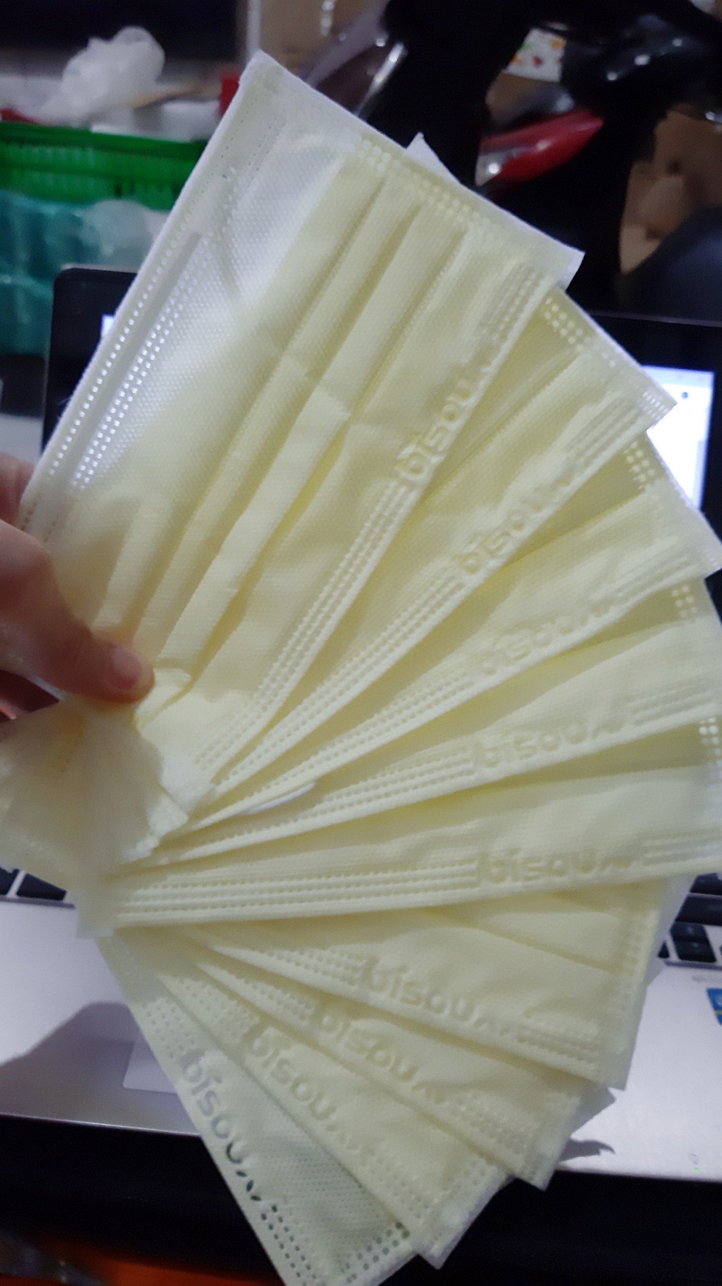 KHẨU TRANG Y TẾ KHÁNG KHUẨN BISOU MÀU VÀNG 4 LỚP, HỘP 50 CÁI