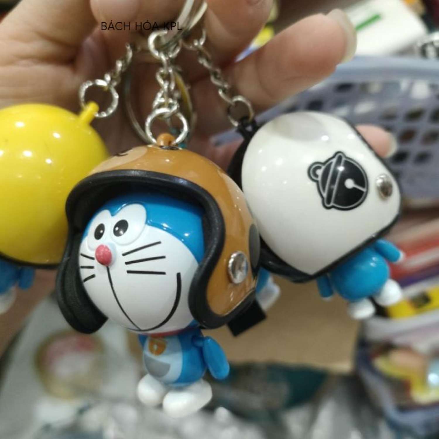 Móc khóa Doraemon đội nón bảo hiểm