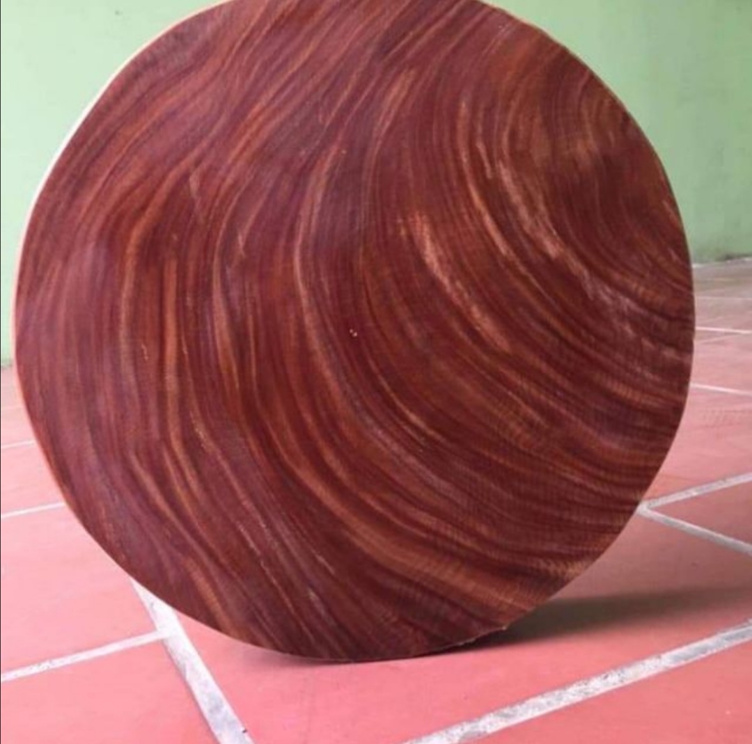 Thớt gỗ Nghiến. Thớt nghiến Tây Bắc nguyên khối. Đường kính 34-35cm. Dày 5cm. Gỗ nghiến độ bền cao, Sử dụng lâu năm, có móc treo