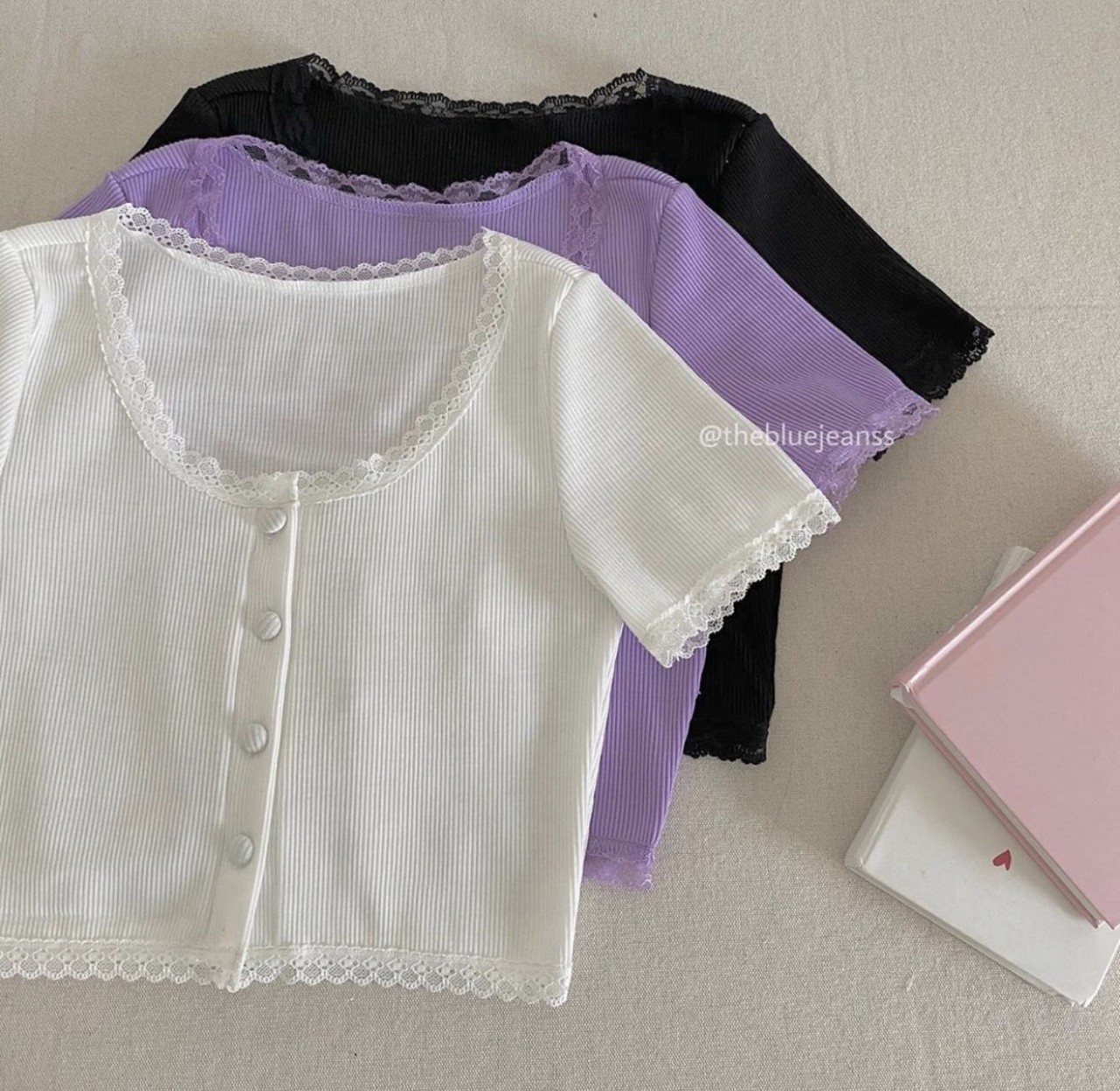 Áo croptop nút viền ren siêu xinh
