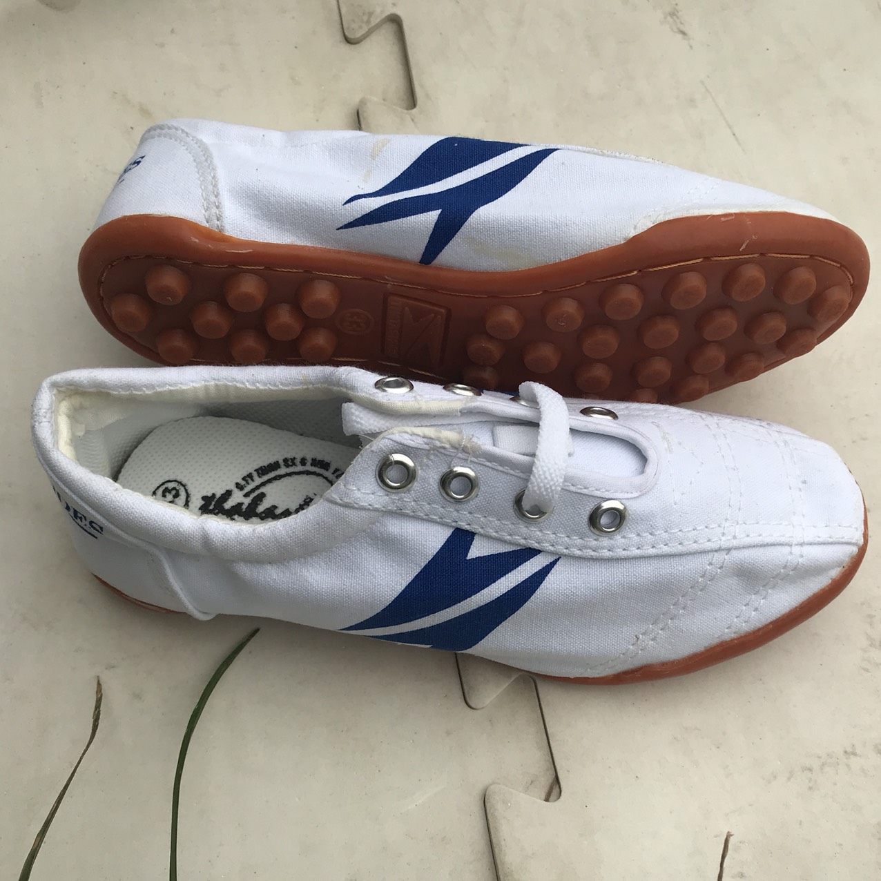 Giày bata Đinh đá bóng chạy bộ Màu Trắng Size (30 - 43)