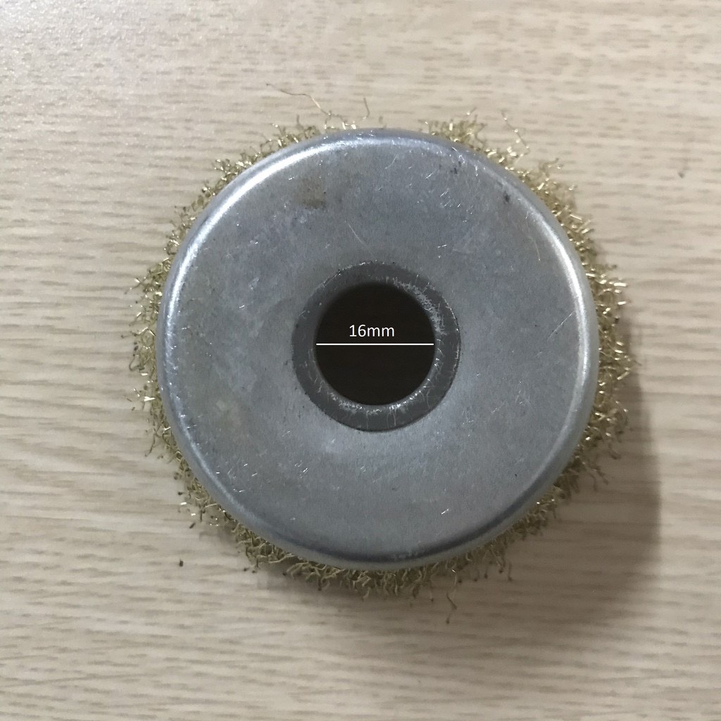 Chổi đánh rỉ sét chén cước kẽm vàng dùng cho máy cầm tay loại 10/16mm, có thể dùng với khoan thông qua bộ chuyển đổi