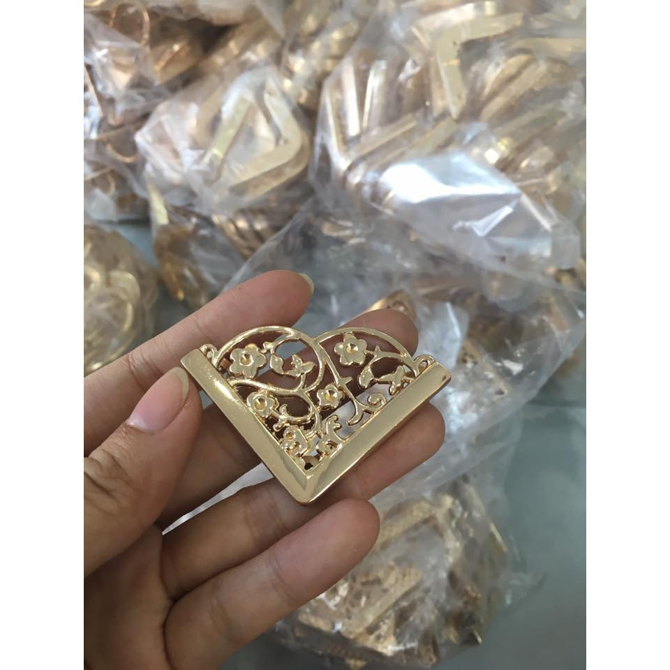 nẹp góc họa tiết gắn túi xách (35k/cặp)