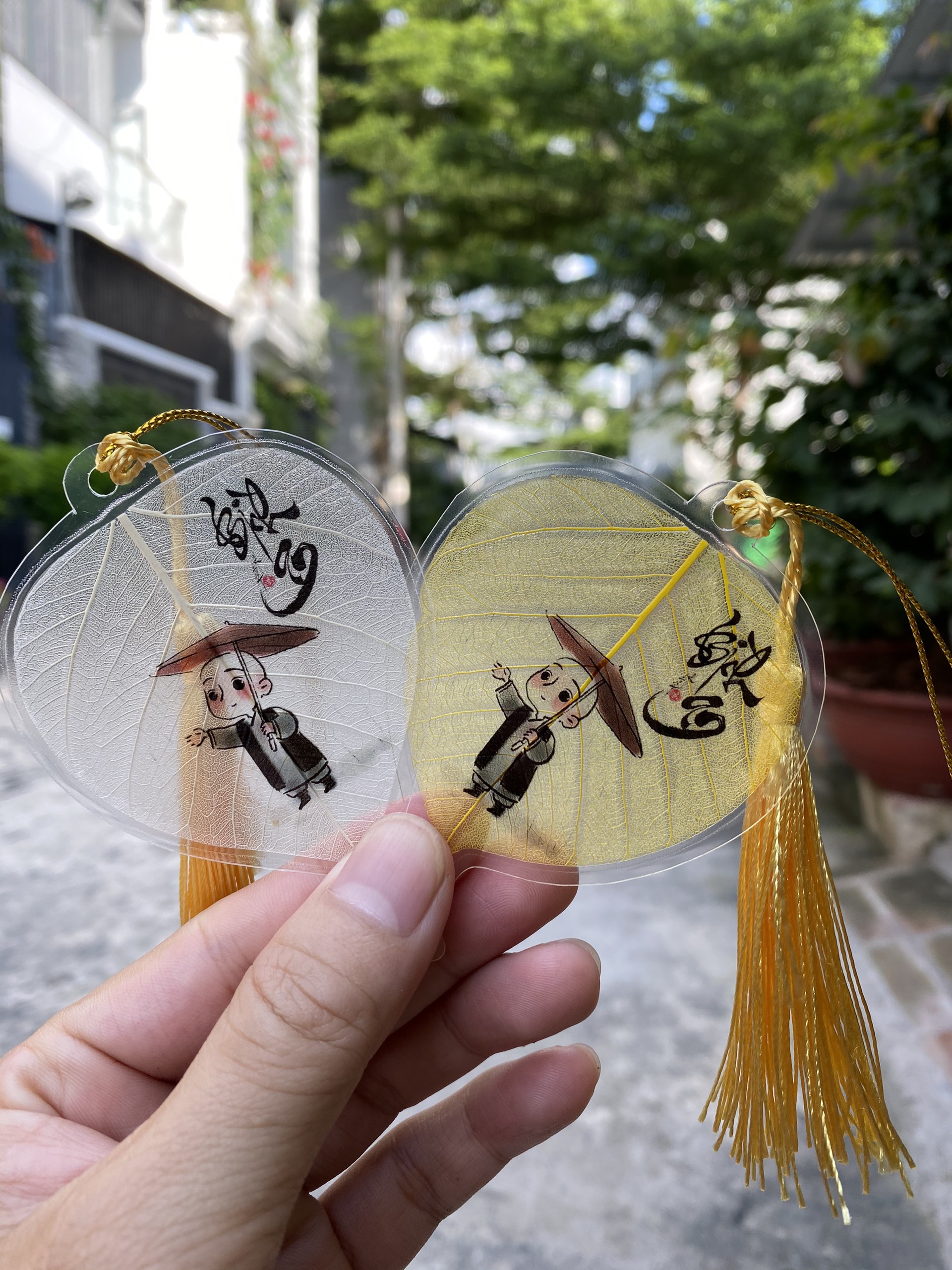 [Hàng chất lượng] Lá Bồ  đề in Tiểu hòa thượng May mắn, Bình an tuyệt đẹp - Màu trắng hoặc vàng.